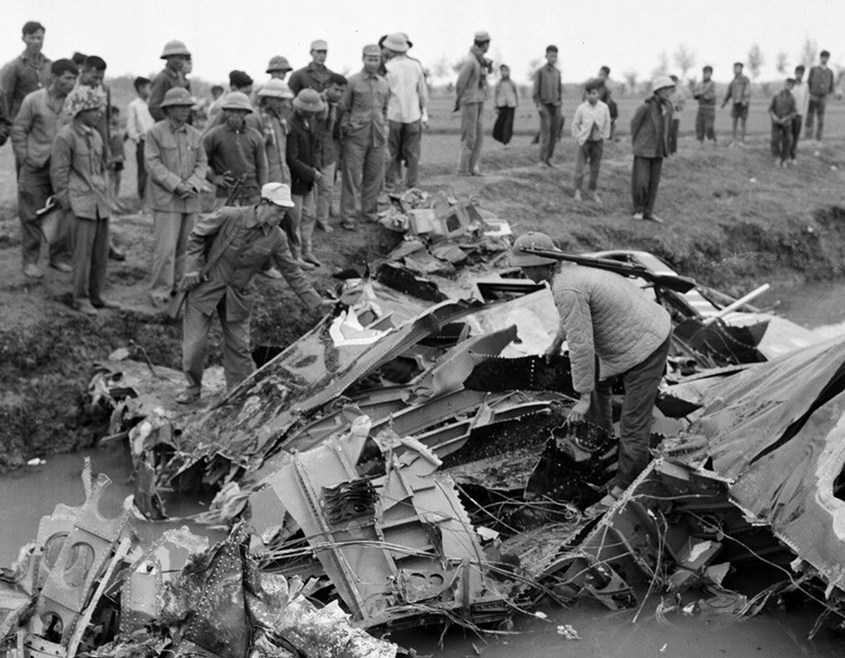 Épave d’un B-52 abattu le 21 décembre 1972 à Hanoï. Photo : VNA. Épave d’un B-52 abattu le 21 décembre 1972 à Hanoï. Photo : VNA.