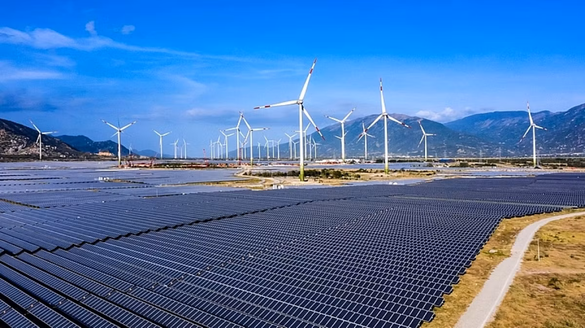 L'investissement dans les énergies renouvelables contribue non seulement au développement économique national, mais aide également le Vietnam à atteindre son objectif de zéro émission nette d'ici 2050. Photo : VOV2.
