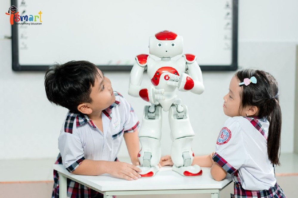 Deux élèves se montrent enthousiastes à l’idée d’apprendre l’anglais avec le robot NAO. Photo : VGP. Deux élèves se montrent enthousiastes à l’idée d’apprendre l’anglais avec le robot NAO. Photo : VGP.