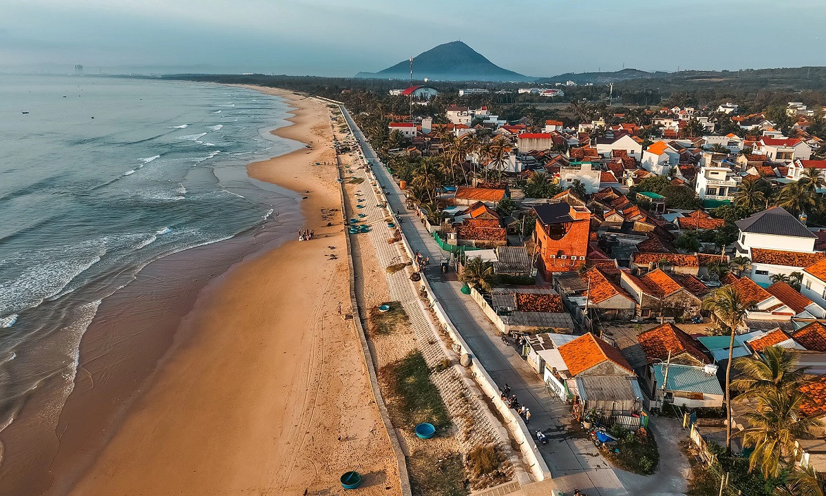 L’ensemble du village de pêcheurs de Long Thuy vu d’en haut. Photo : Vnexpress. L’ensemble du village de pêcheurs de Long Thuy vu d’en haut. Photo : Vnexpress.