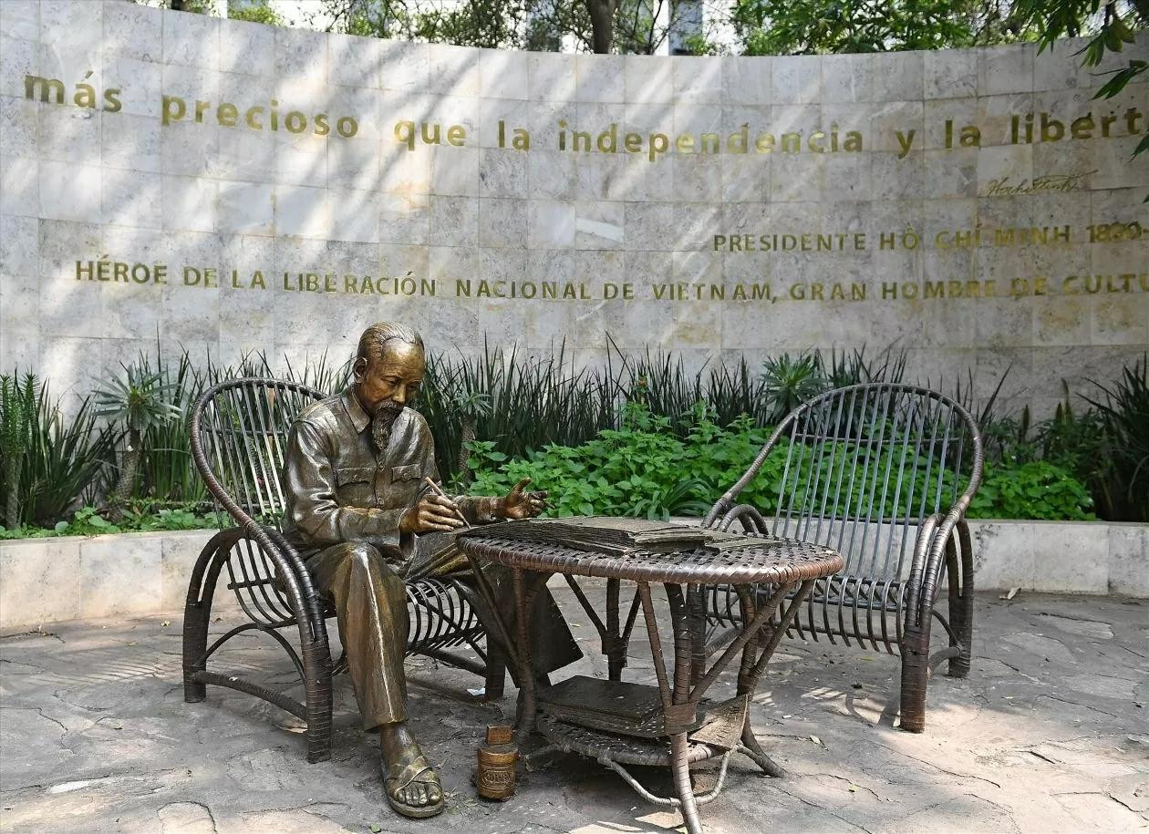 Statue du président Ho Chi Minh au centre de Mexico. Photo : NLĐ.