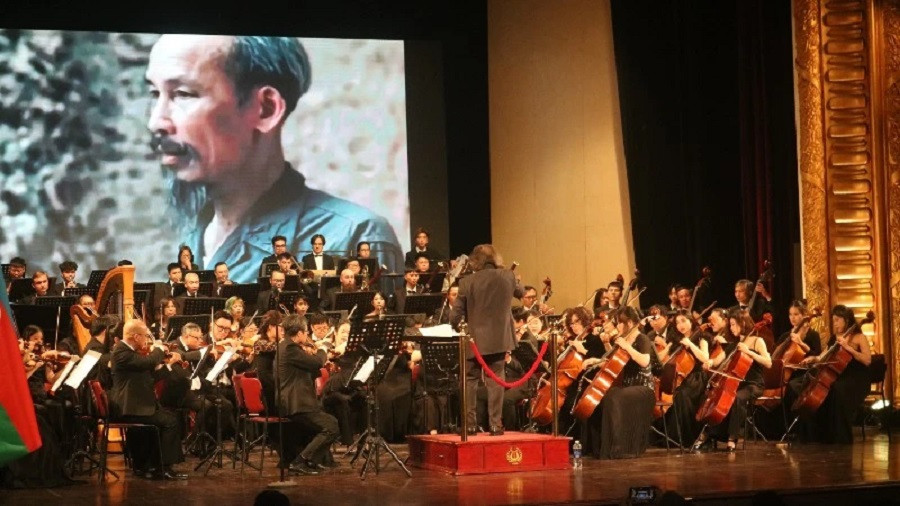 Dans la soirée du 26 mai, un concert exceptionnel s’est tenu à l’Opéra de Hanoi, organisé par l’ambassade de la République d’Azerbaïdjan au Vietnam. Photo : NDEL. Dans la soirée du 26 mai, un concert exceptionnel s’est tenu à l’Opéra de Hanoi, organisé par l’ambassade de la République d’Azerbaïdjan au Vietnam. Photo : NDEL.