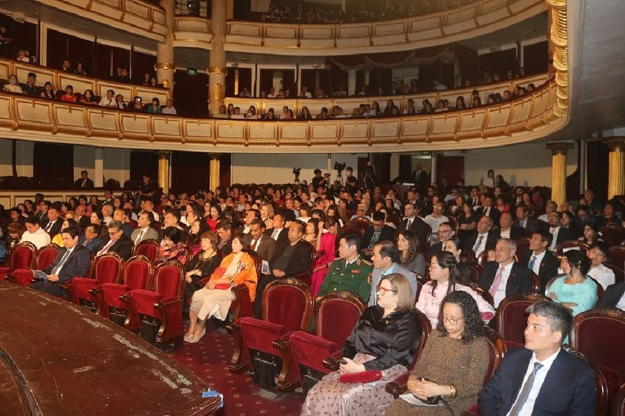 Lors du concert, les artistes ont interprété des œuvres classiques emblématiques de l’Azerbaïdjan et des œuvres sur le Vietnam. Photo : NDEL. Lors du concert, les artistes ont interprété des œuvres classiques emblématiques de l’Azerbaïdjan et des œuvres sur le Vietnam. Photo : NDEL.