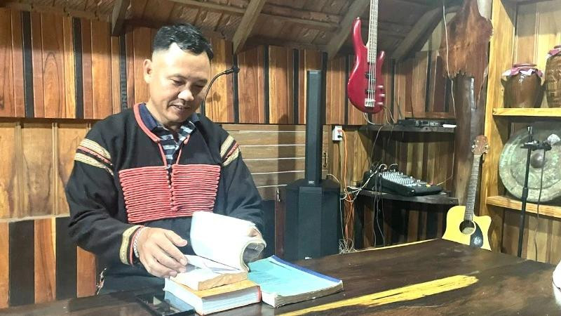 Ama Nhien, le conteur-chanteur des épopées du village d'Ako Dhong, quartier de Tan Lap, ville de Buon Ma Thuot, province de Dak Lak. Photo : NDEL.