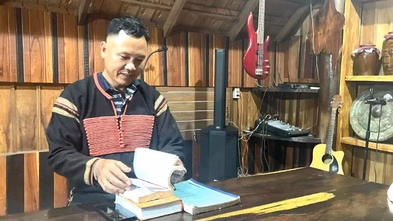 Ama Nhien, le conteur-chanteur des épopées du village d'Ako Dhong, quartier de Tan Lap, ville de Buon Ma Thuot, province de Dak Lak. Photo : NDEL.