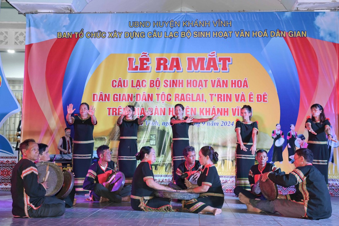 Il faut créer des clubs locaux pour ouvrir davantage d’espaces pour que les artistes et les artisans puissent transmettre leurs compétences à la jeune génération. Photo : baokhanhhoa. Il faut créer des clubs locaux pour ouvrir davantage d’espaces pour que les artistes et les artisans puissent transmettre leurs compétences à la jeune génération. Photo : baokhanhhoa.