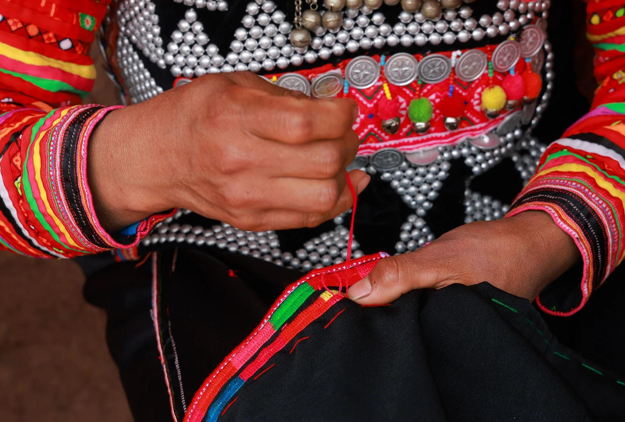 Pour les femmes Hà Nhì, les costumes sont associés à la culture et à la tradition, ils sont donc fabriqués de manière très minutieuse, avec de nombreuses étapes et prennent beaucoup de temps. Photo : Mai Lu/Tran Thanh/NDEL.