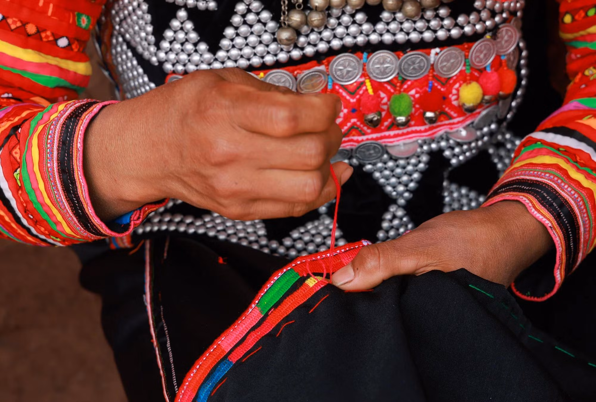 Pour les femmes Hà Nhì, les costumes sont associés à la culture et à la tradition, ils sont donc fabriqués de manière très minutieuse, avec de nombreuses étapes et prennent beaucoup de temps. Photo : Mai Lu/Tran Thanh/NDEL.