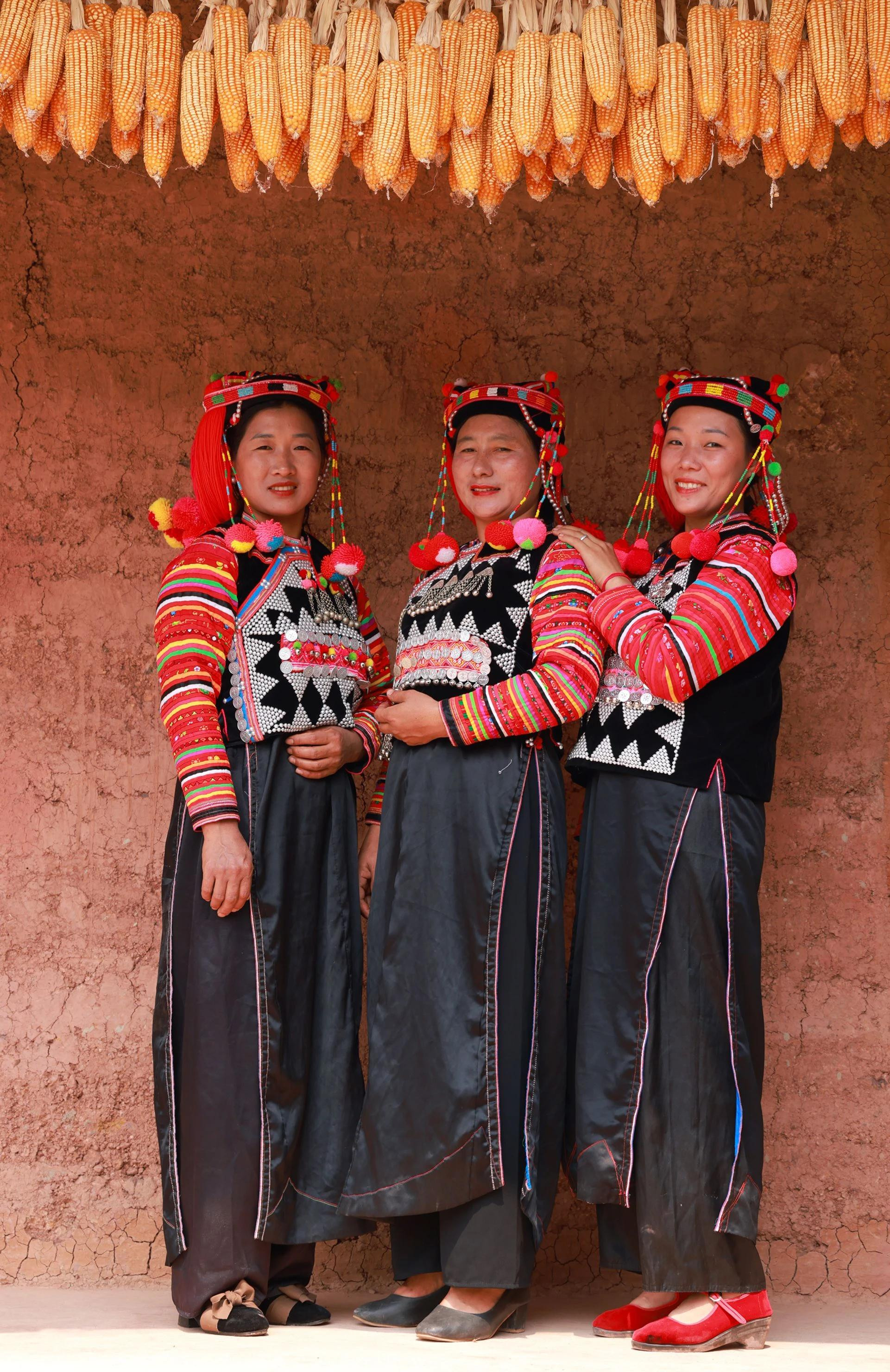 Une tenue complète pour une femme, composée d'une veste, d'un turban coloré, d’une chemise de femme et d'un pantalon. Photo : Mai Lu/Tran Thanh/NDEL.