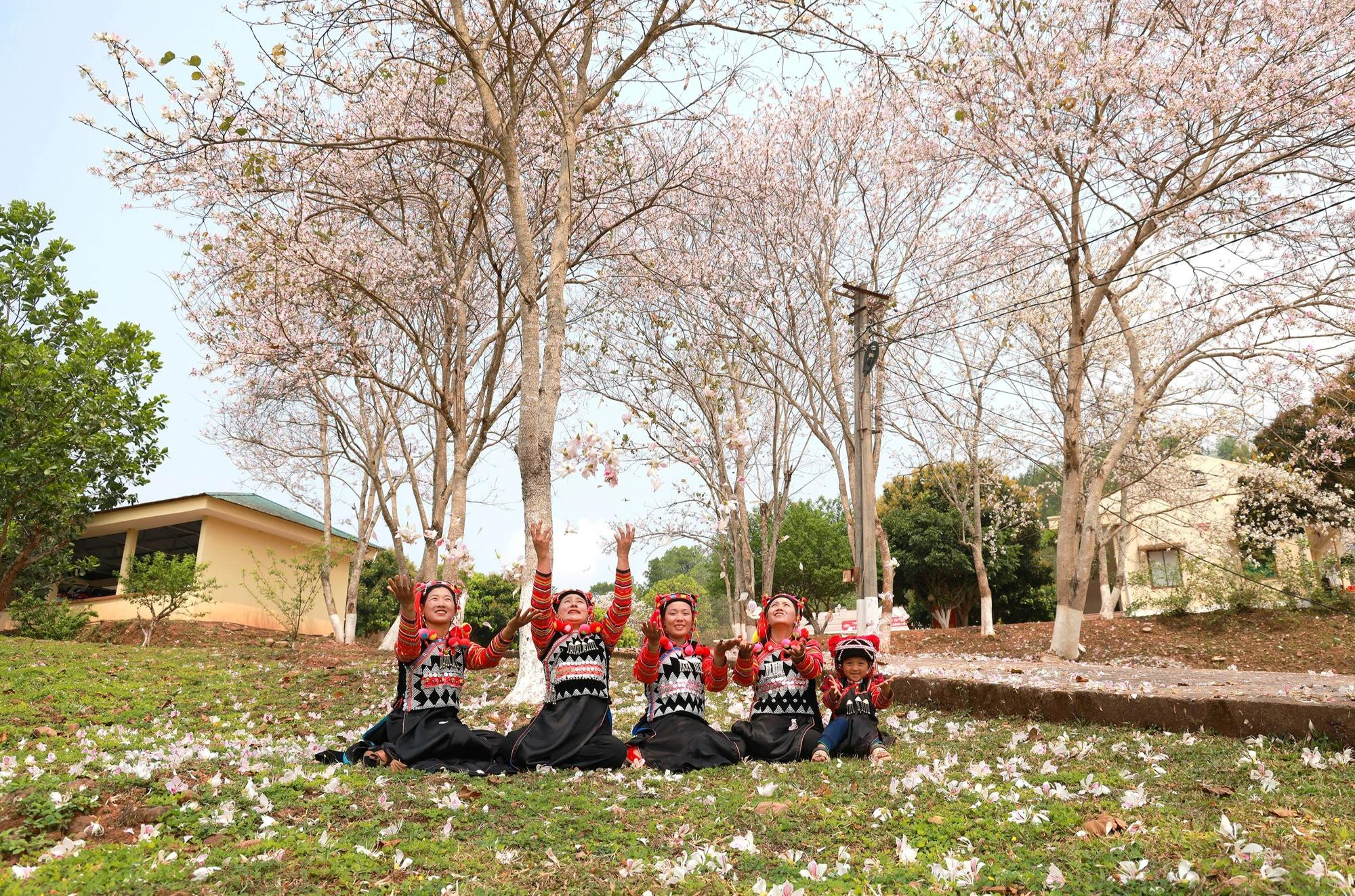 Préserver le métier de couture traditionnel contribue à mettre en valeur la culture riche et unique de ce groupe ethnique minoritaire au fil du temps. Photo : Mai Lu/Tran Thanh/NDEL.