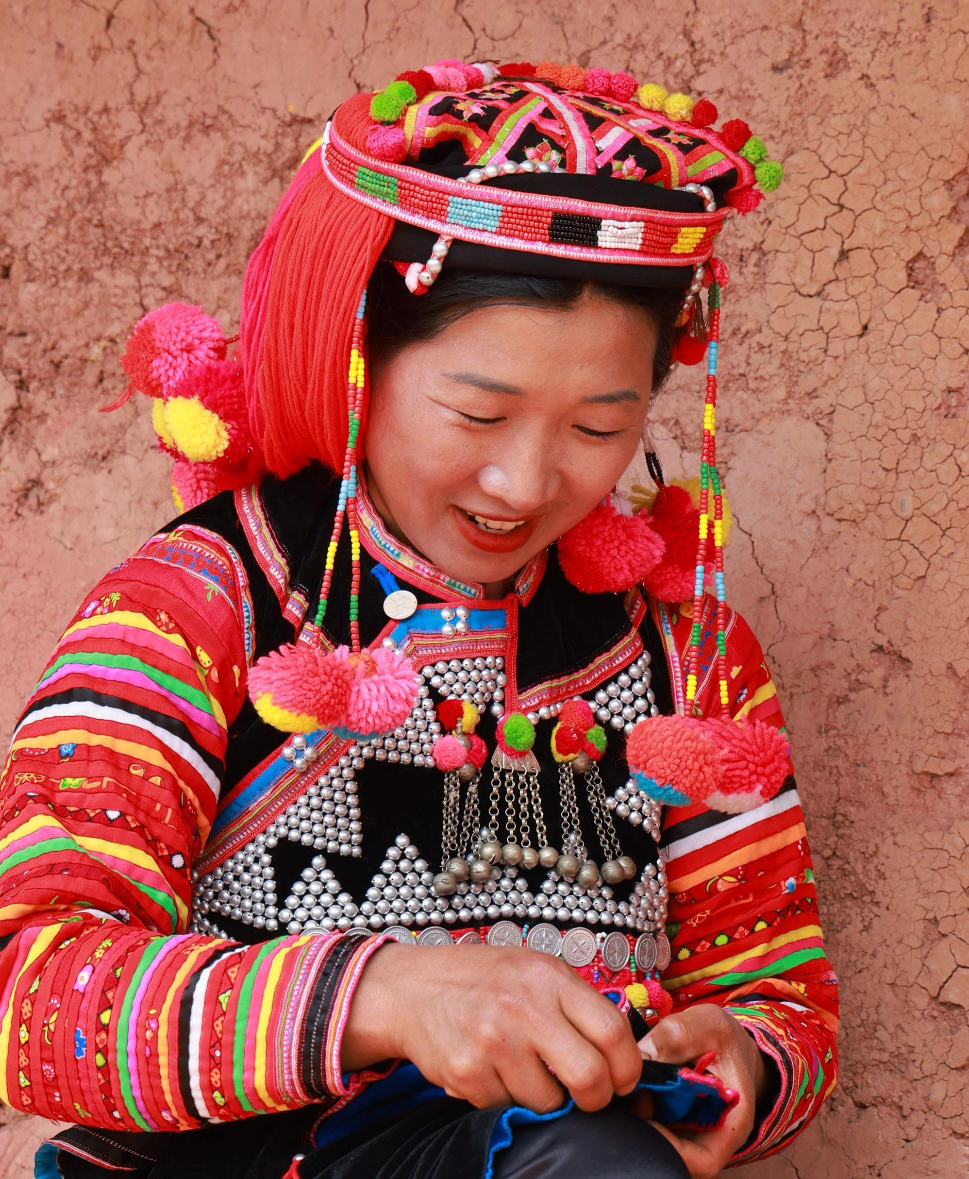 Chaque partie d’une tenue comporte de nombreux motifs qui nécessitent une grande minutie de la part des femmes. Photo : Mai Lu/Tran Thanh/NDEL.