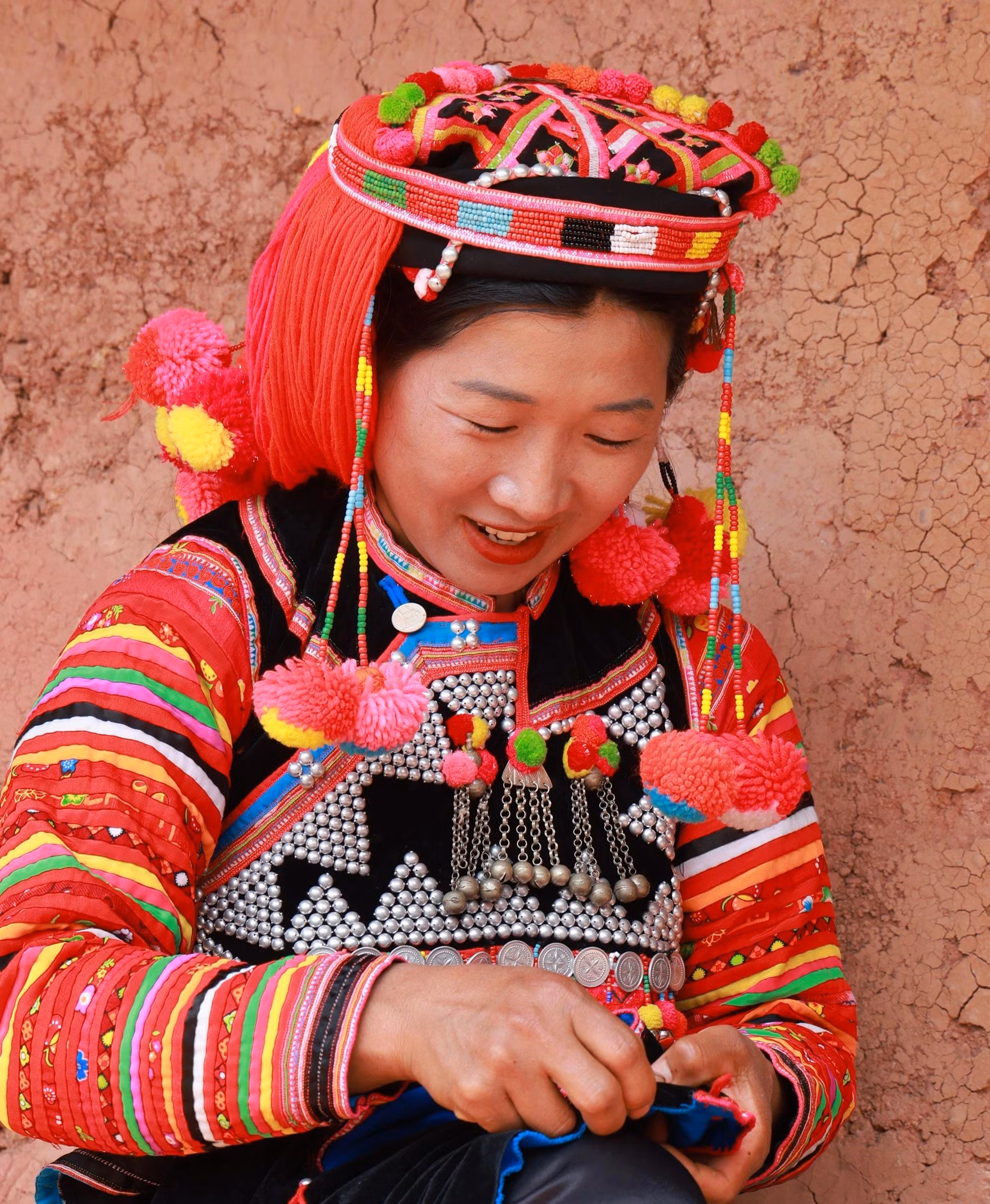 Chaque partie d’une tenue comporte de nombreux motifs qui nécessitent une grande minutie de la part des femmes. Photo : Mai Lu/Tran Thanh/NDEL.
