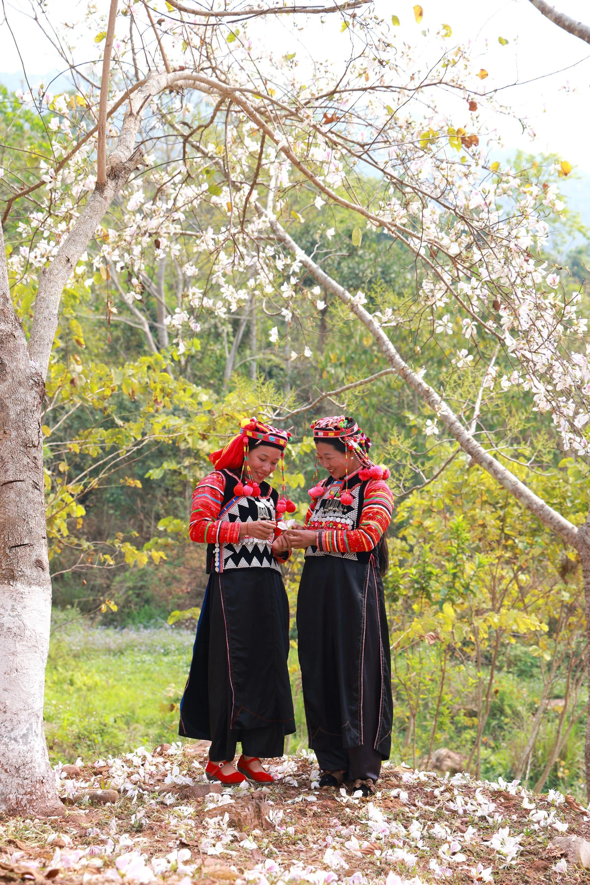 Chaque tenue devient ainsi une œuvre d'art unique, reflétant la personnalité de sa créatrice. Photo : Mai Lu/Tran Thanh/NDEL.