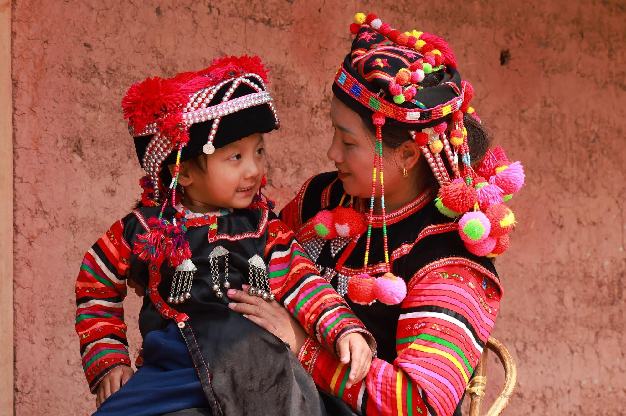 Les tenues des femmes Hà Nhì varient également selon les âges. Photo : Mai Lu/Tran Thanh/NDEL.