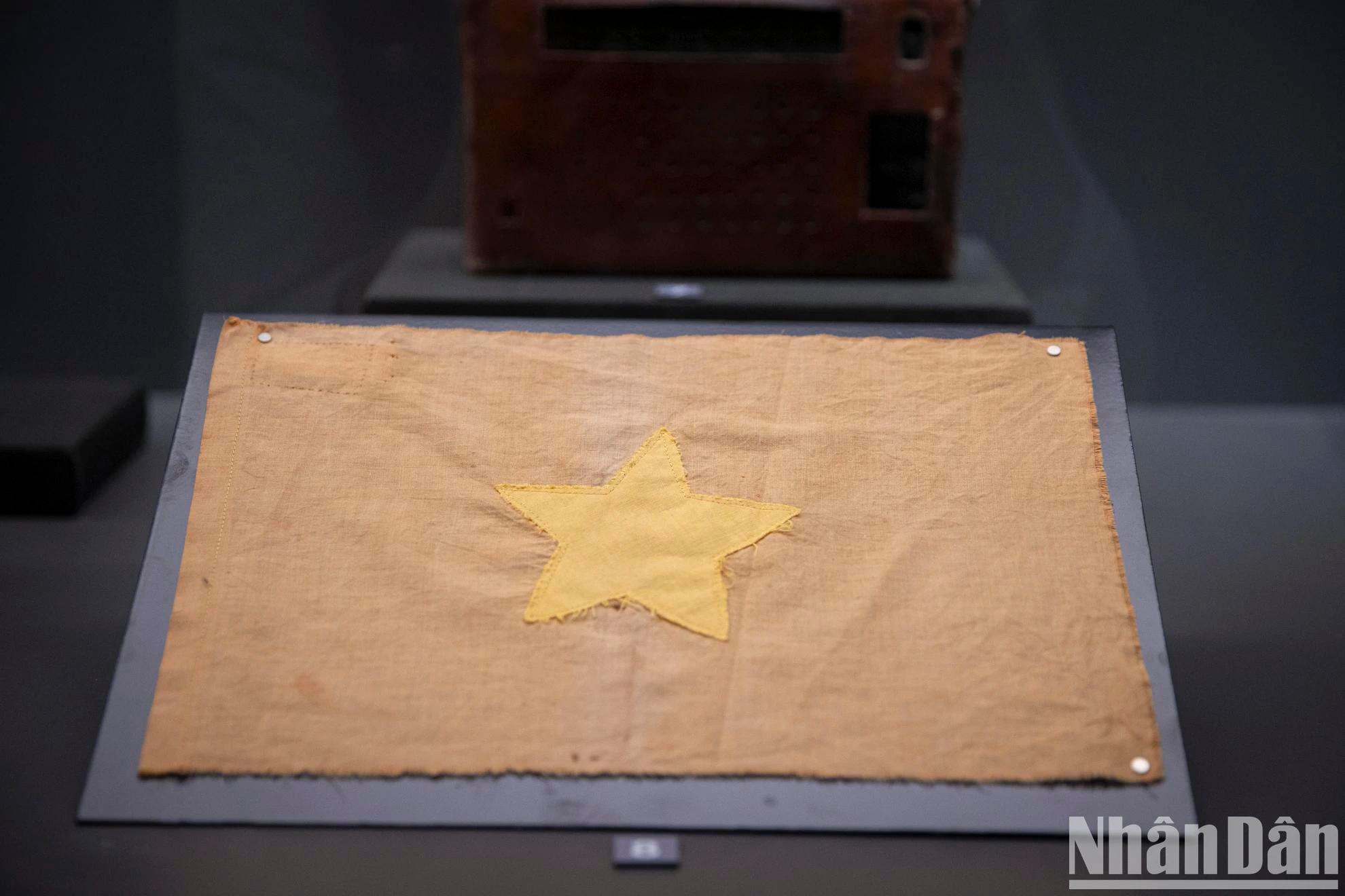 Le drapeau national a été cousu par l'équipe de commando Z32 et distribué aux habitants accueillant les troupes à Saigon le 30 avril 1975. Le drapeau national a été cousu par l'équipe de commando Z32 et distribué aux habitants accueillant les troupes à Saigon le 30 avril 1975.