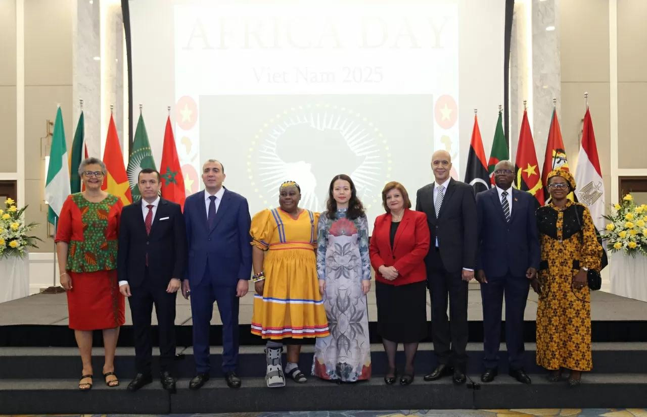 Mme la vice-ministre vietnamien Nguyen Minh Hang (au centre) a posé pour une photo souvenir avec les ambassadeurs africains en poste au Vietnam. Photo : Thanh Long.