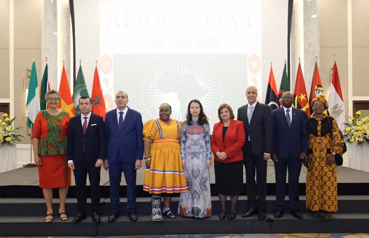 Mme la vice-ministre vietnamien Nguyen Minh Hang (au centre) a posé pour une photo souvenir avec les ambassadeurs africains en poste au Vietnam. Photo : Thanh Long.