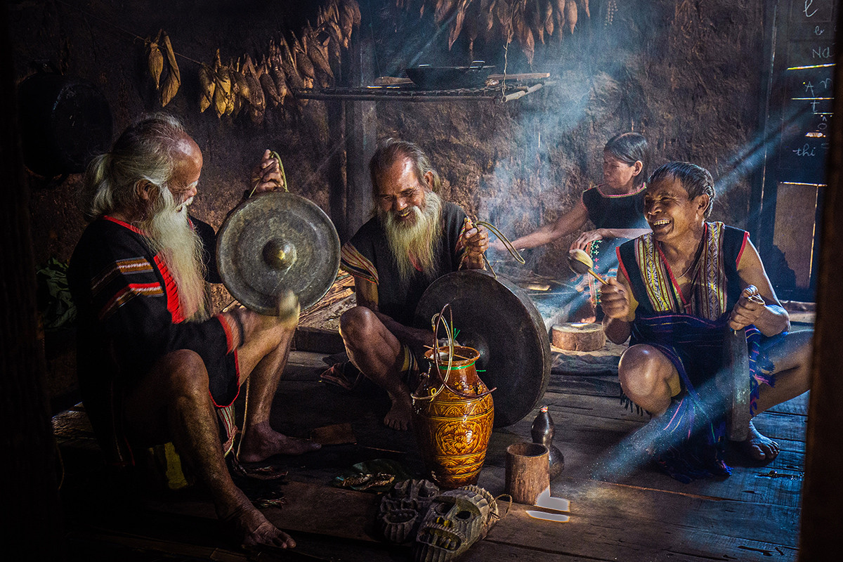 Les artisans sont véritablement une encyclopédie vivante de la culture et de l’histoire des ethnies. Photo : vietnamtourism.gov.vn
