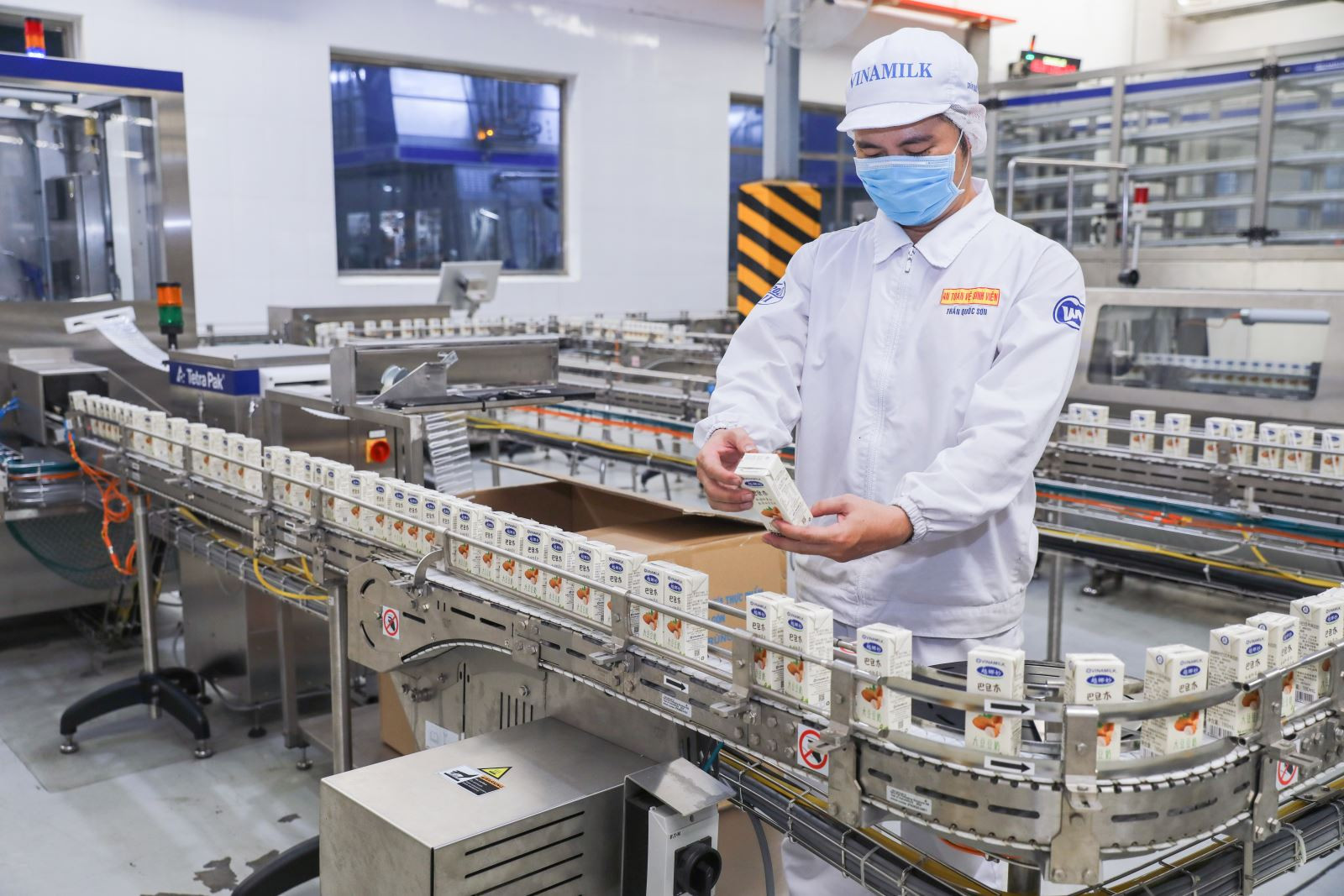 La compagnie par actions du lait du Vietnam (Vinamilk) figure dans la liste des premières entreprises durables du Vietnam. Photo : quandoinhandan. La compagnie par actions du lait du Vietnam (Vinamilk) figure dans la liste des premières entreprises durables du Vietnam. Photo : quandoinhandan.