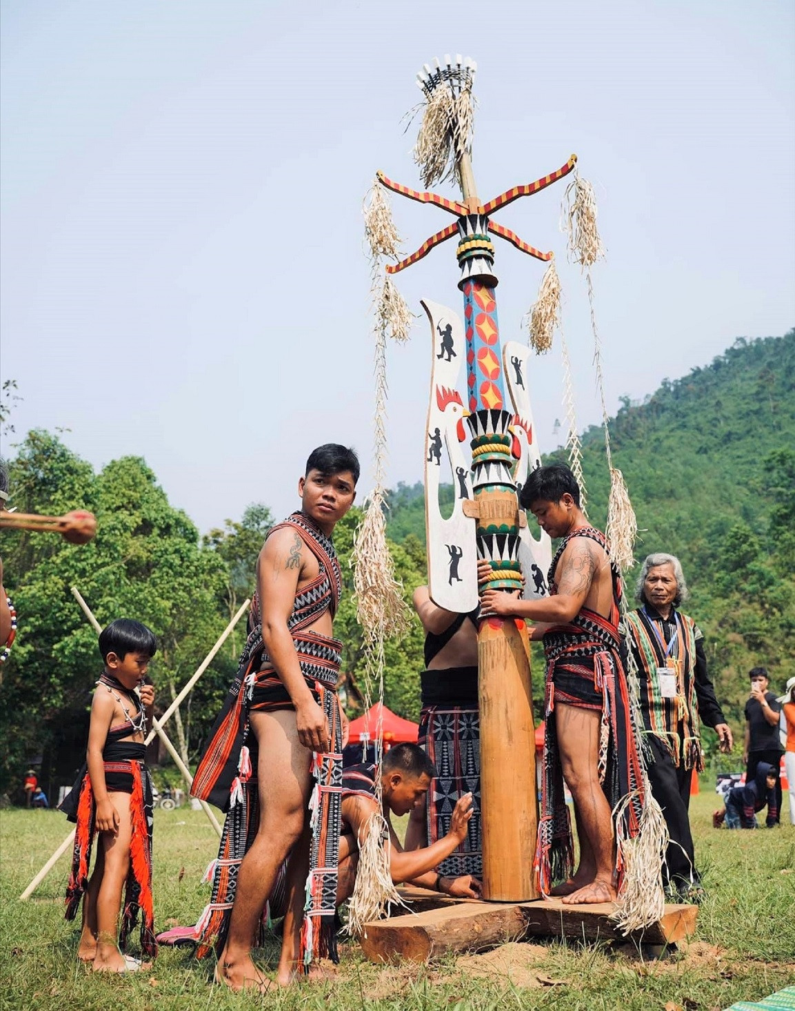 À l’heure où la vie contemporaine évolue rapidement, l’identité culturelle traditionnelle des minorités ethniques est confrontée à de nombreux risques de disparition. Photo : baodantoc. À l’heure où la vie contemporaine évolue rapidement, l’identité culturelle traditionnelle des minorités ethniques est confrontée à de nombreux risques de disparition. Photo : baodantoc.