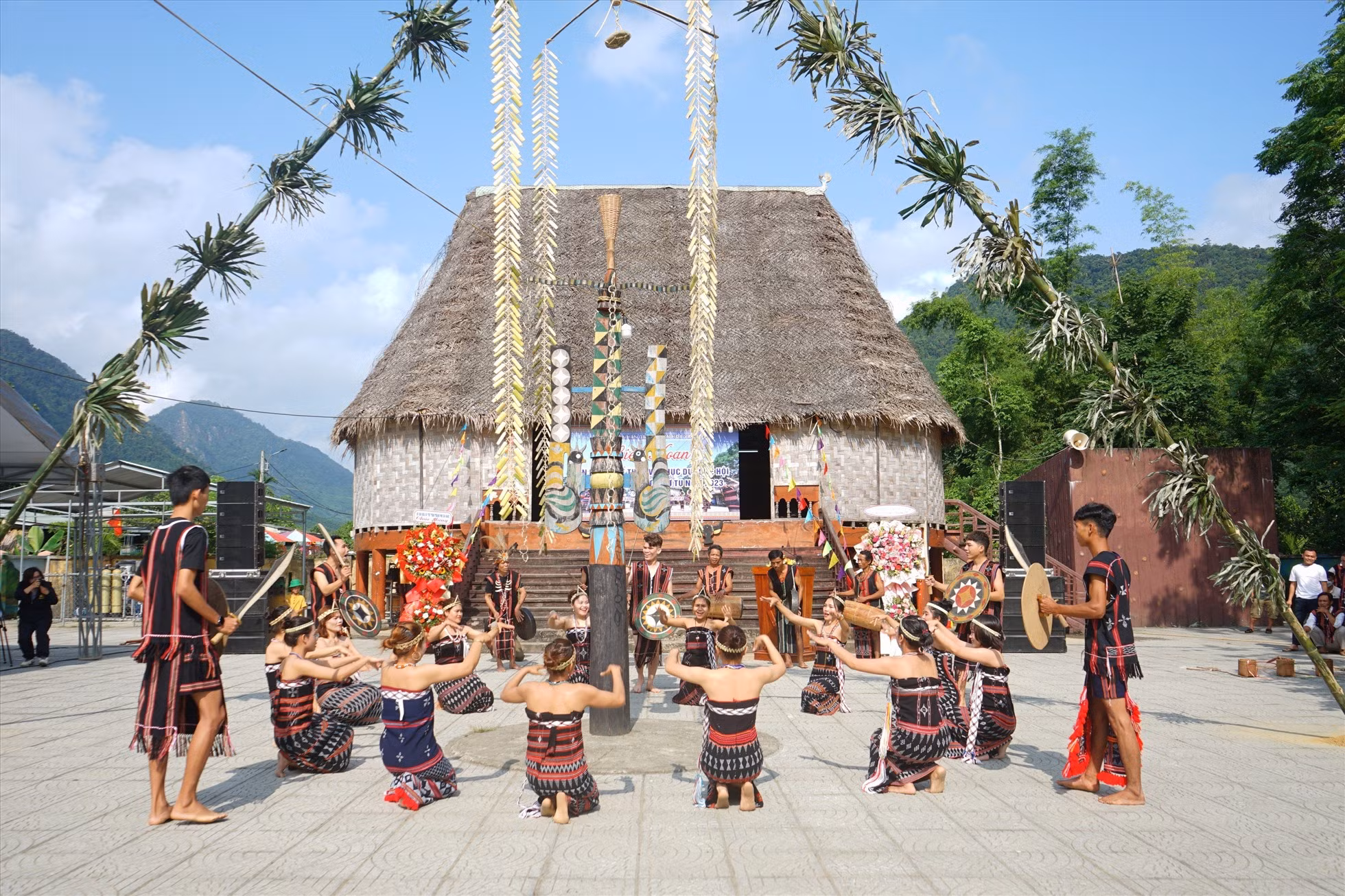 La communauté ethnique Co Tu du district de Hoa Vang compte actuellement plus de 1 500 personnes, vivant principalement dans les communes de Hoa Bac et Hoa Phu. Photo : baolaodong.