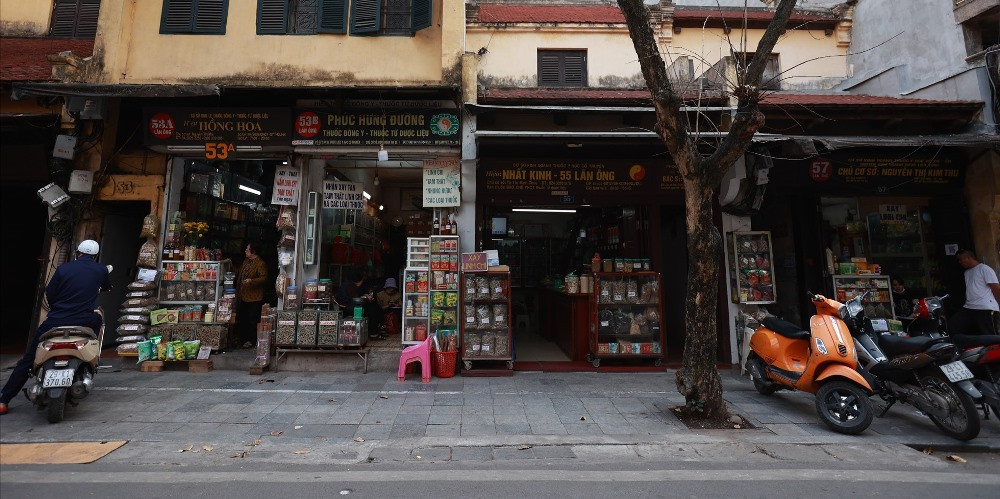 Lan Ong est l’une des rares rues du Vieux quartier de la capitale où les habitants pratiquent encore leur métier ancestral, à savoir la médecine traditionnelle. Photo : baolaodong.