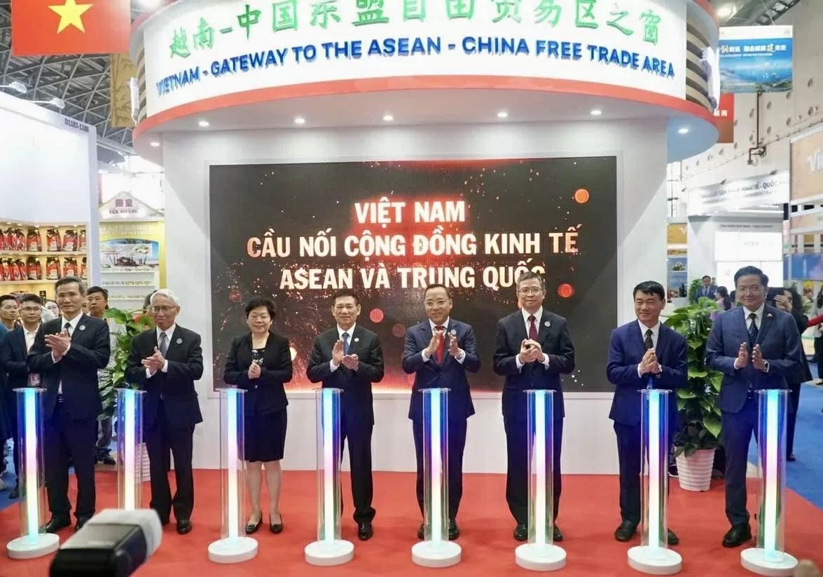Le vice-Premier ministre Ho Duc Phoc (4e, à gauche) et les délégués inaugurent le Pavillon commercial du Vietnam à la CAEXPO 2024. Photo : MOIT. Le vice-Premier ministre Ho Duc Phoc (4e, à gauche) et les délégués inaugurent le Pavillon commercial du Vietnam à la CAEXPO 2024. Photo : MOIT.