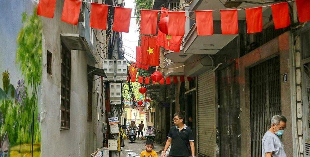 Des drapeaux rouges à l’étoile d’or et des fleurs de toutes les couleurs dans les ruelles de Hanoï font la joie des habitants à l’occasion de la Journée de la libération de la capitale. Des drapeaux rouges à l’étoile d’or et des fleurs de toutes les couleurs dans les ruelles de Hanoï font la joie des habitants à l’occasion de la Journée de la libération de la capitale.