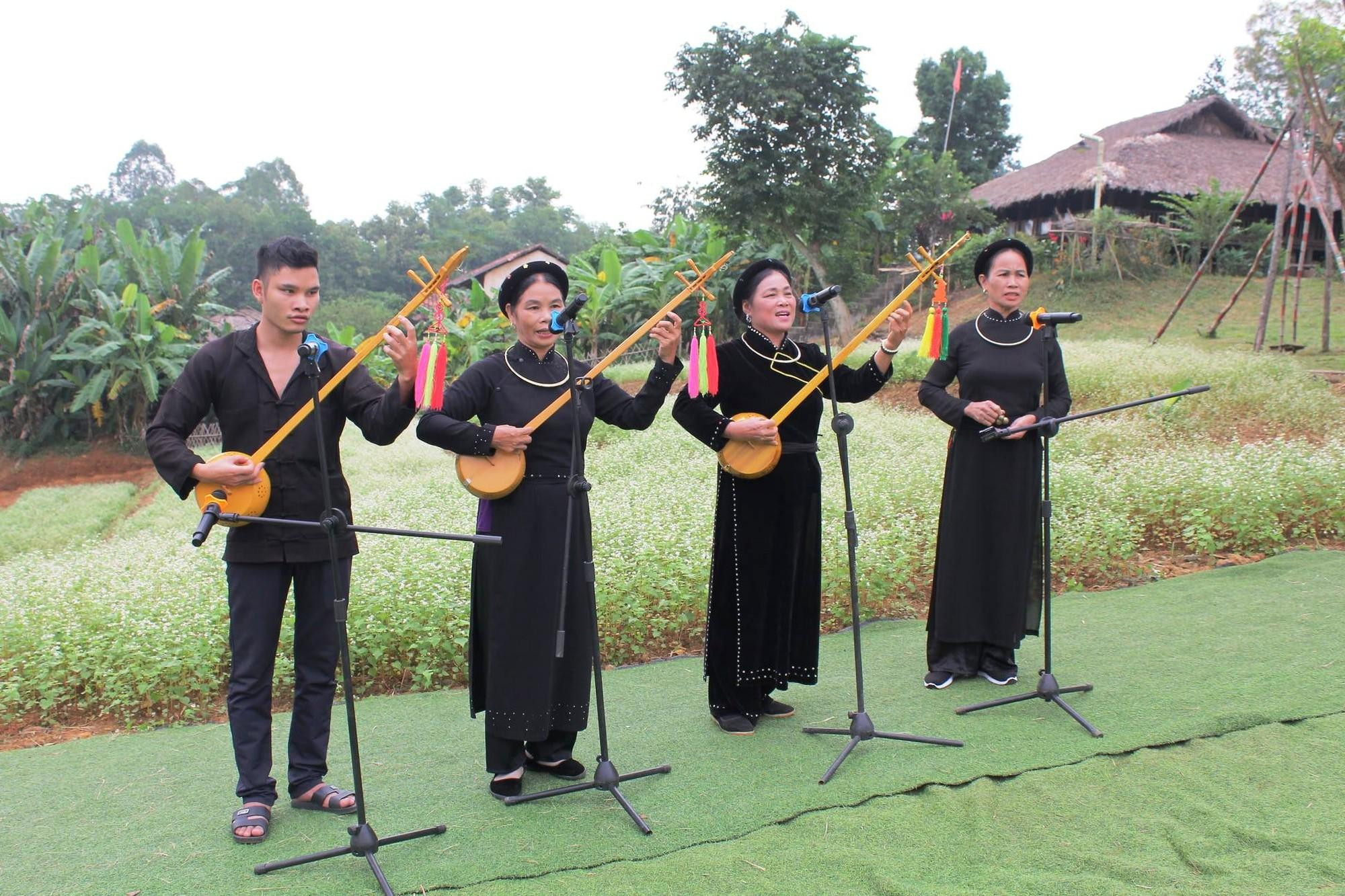 Des Tày en costumes traditionnelles. Photo : Village culturel et touristique des ethnies du Vietnam. Des Tày en costumes traditionnelles. Photo : Village culturel et touristique des ethnies du Vietnam.