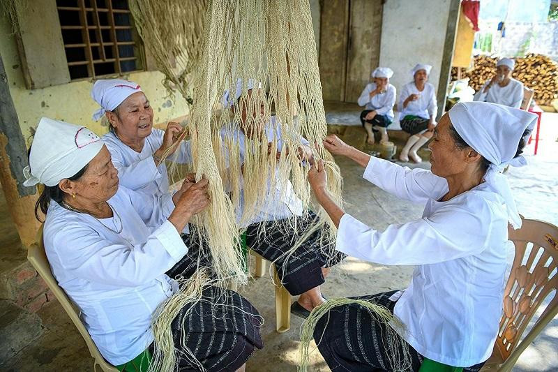 Le tissage de hamac apporte non seulement des revenus, mais constitue également un patrimoine culturel immatériel du peuple Thô. (Photo : THANH DAT) Le tissage de hamac apporte non seulement des revenus, mais constitue également un patrimoine culturel immatériel du peuple Thô. (Photo : THANH DAT)
