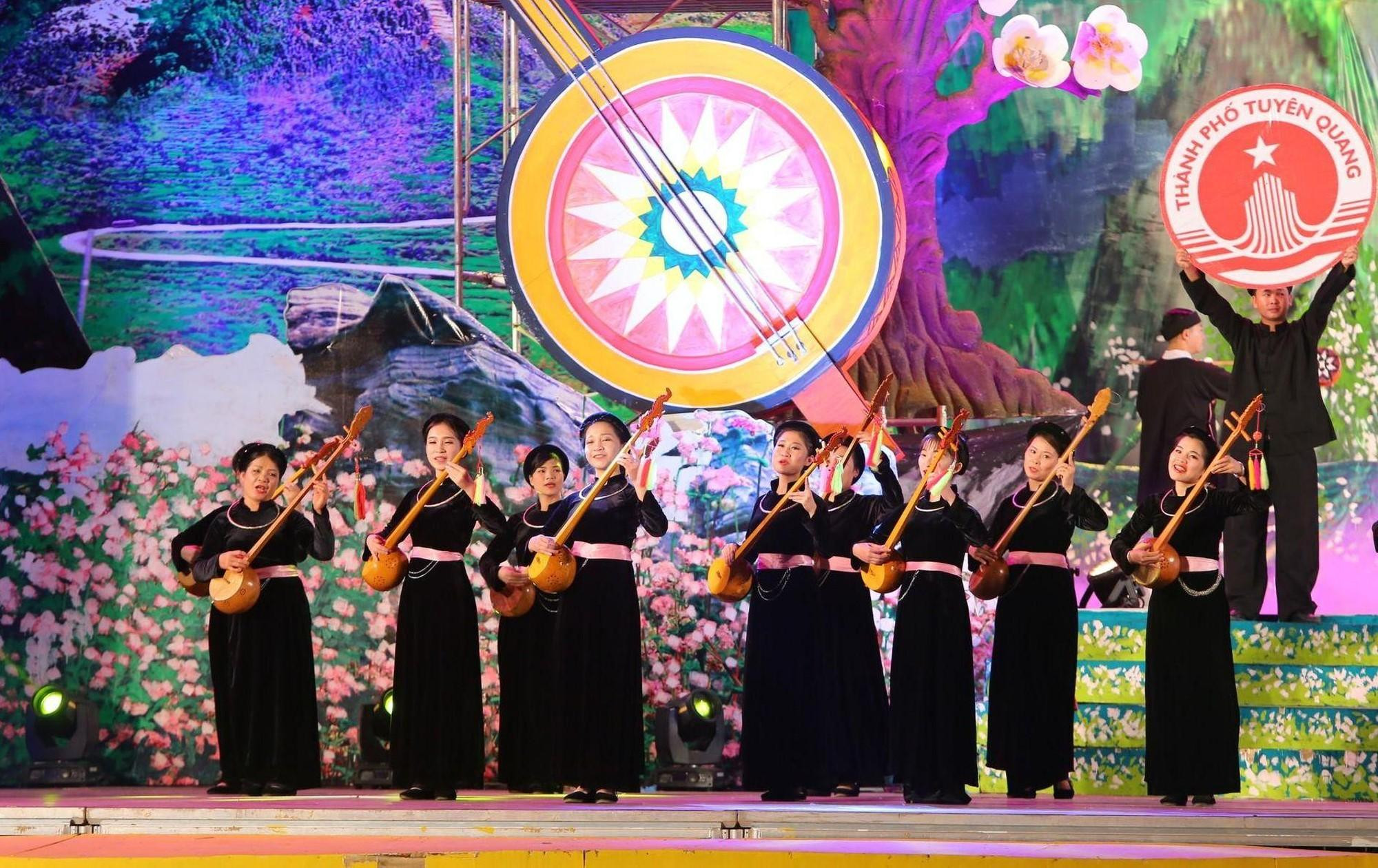 « Then » est un chant folklorique spécial des Tày. « Then » est un chant folklorique spécial des Tày.
