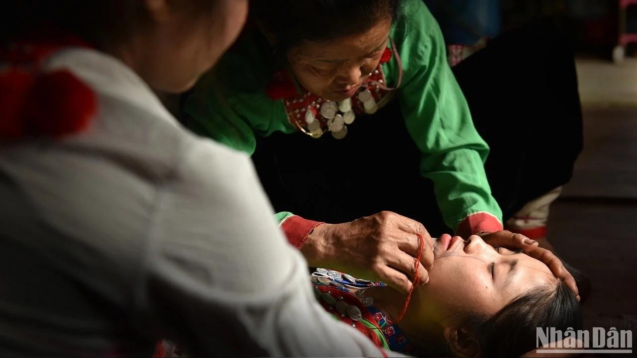 Reconstitution de la coutume unique du tatouage du menton chez les Mang. Photo: Vu Linh Reconstitution de la coutume unique du tatouage du menton chez les Mang. Photo: Vu Linh