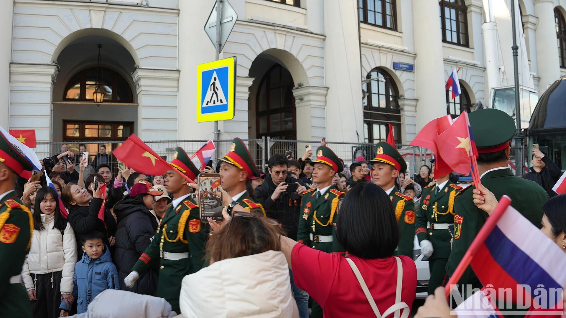 Les militaires vietnamiens se sont dits émus par les marques d’attention sincères et le fort lien armée-peuple exprimés par leurs compatriotes vivant en Russie. Photo : NDEL.