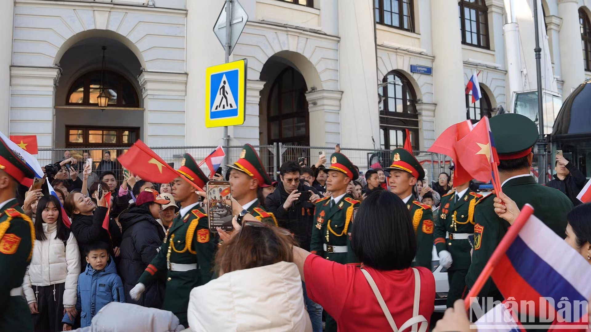 Les militaires vietnamiens se sont dits émus par les marques d’attention sincères et le fort lien armée-peuple exprimés par leurs compatriotes vivant en Russie. Photo : NDEL.
