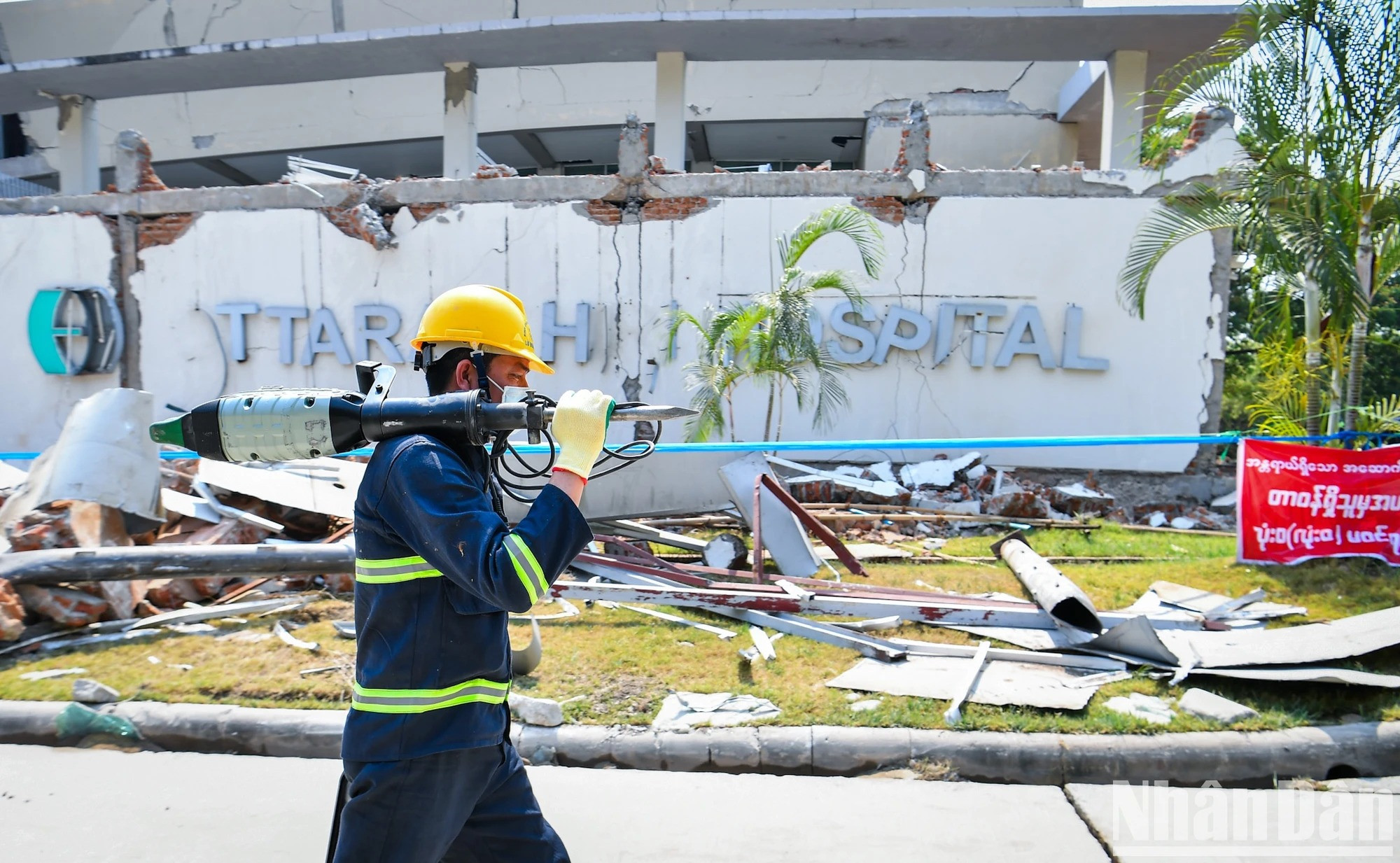 Dans l’après-midi du 1ᵉʳ avril, conformément au plan établi, l’équipe de secours et de sauvetage du ministère de la Défense du Vietnam a poursuivi ses opérations de recherche à l’hôpital Ottara Thiri.