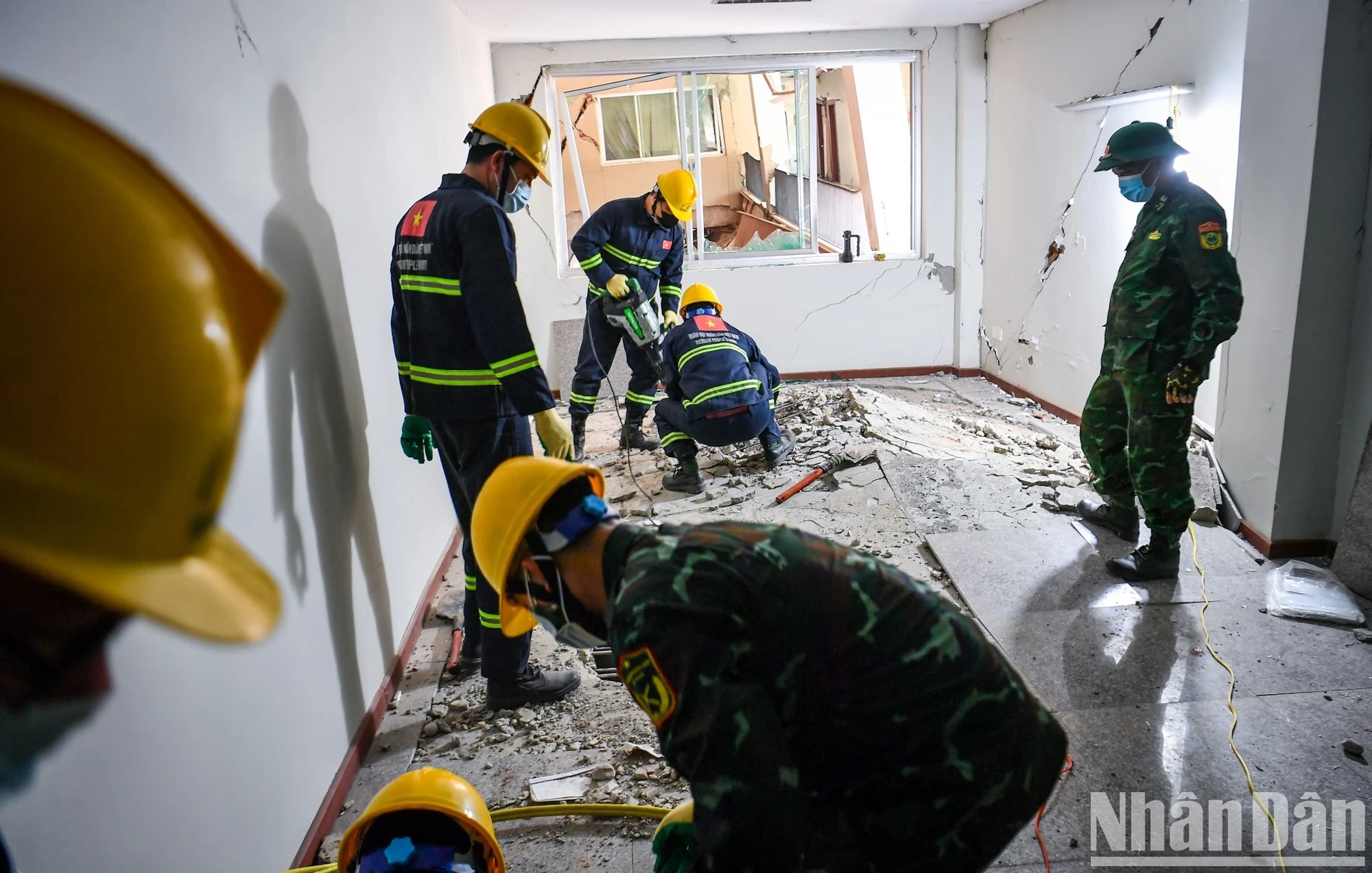 Les opérations de recherche se déroulent dans l’urgence, sous une chaleur accablante atteignant 40 degrés Celsius, avec une odeur nauséabonde persistante.