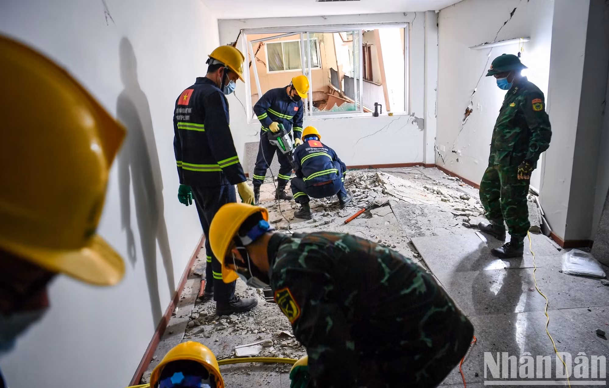 Les opérations de recherche se déroulent dans l’urgence, sous une chaleur accablante atteignant 40 degrés Celsius, avec une odeur nauséabonde persistante.