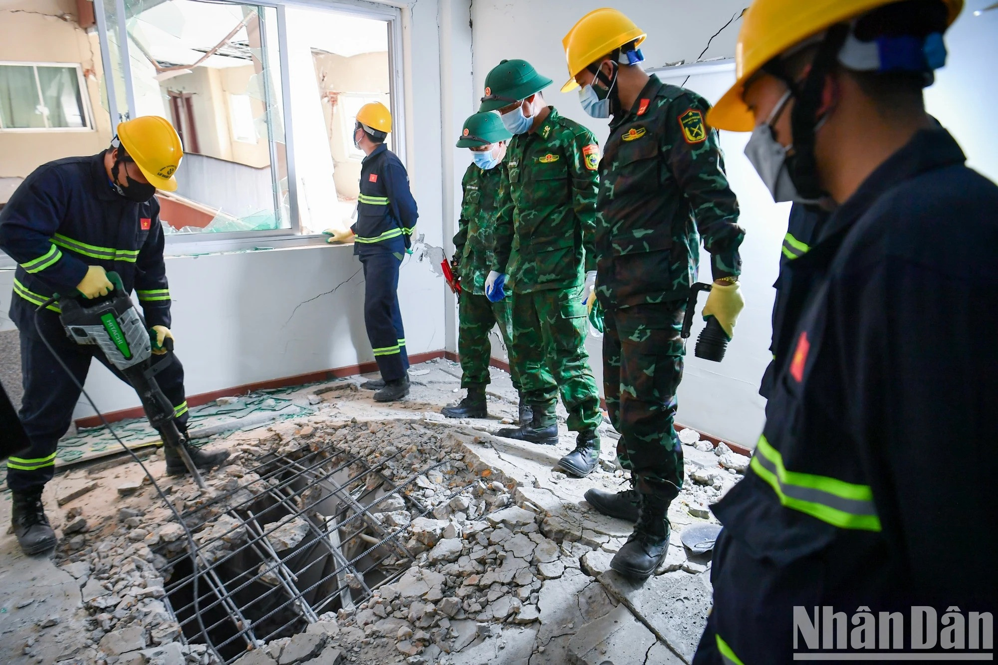En raison de l’épaisseur du sol, les secouristes ont dû utiliser des perforateurs avant de recourir à des pinces hydrauliques pour découper les dalles en acier.