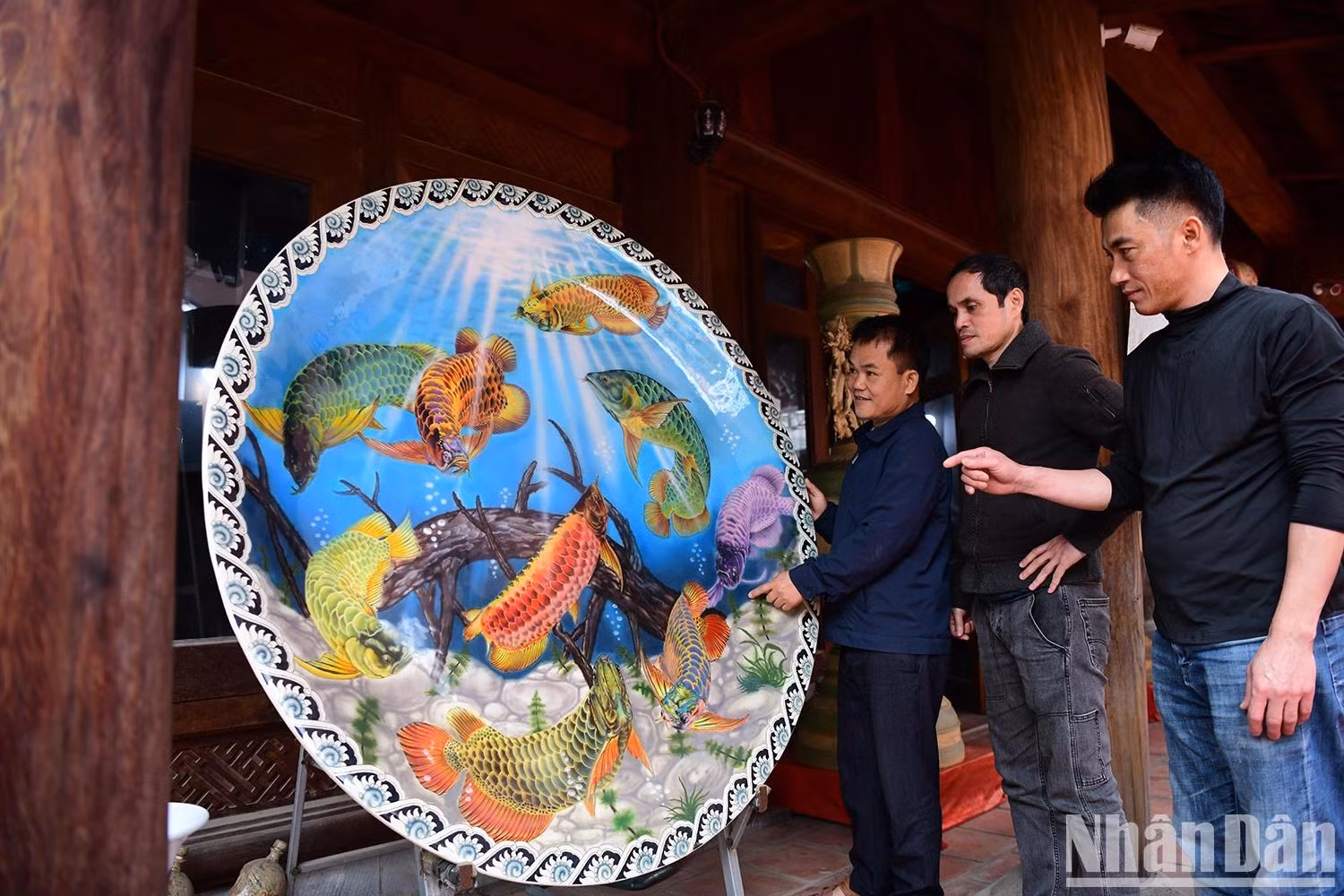 De nombreuses œuvres de la céramique de Kim Lan ont marqué la carte de la poterie vietnamienne, notamment la pièce "Long Ngu Quân Hôi" ( diamètre de 1,65 m), illustrant des dragons et des carpes, symboles de prospérité et d’harmonie : Thê Duong.