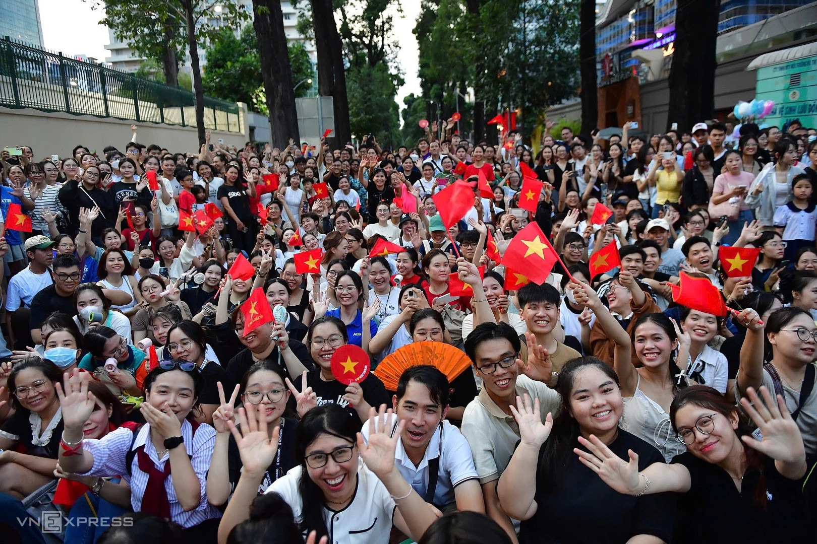 De nombreux jeunes se rassemblent tôt au carrefour Mac Dinh Chi - Lê Duân (Hô Chi Minh-Ville) pour assister aux répétitions générales. Photo : Vnexpress. De nombreux jeunes se rassemblent tôt au carrefour Mac Dinh Chi - Lê Duân (Hô Chi Minh-Ville) pour assister aux répétitions générales. Photo : Vnexpress.