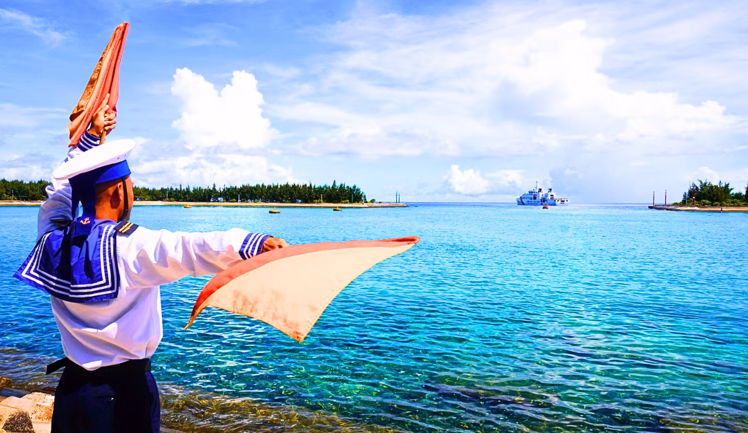 Jeune soldat en mission de pilotage guidant une embarcation motorisée vers l’île Sinh Ton. Photo : VGP.