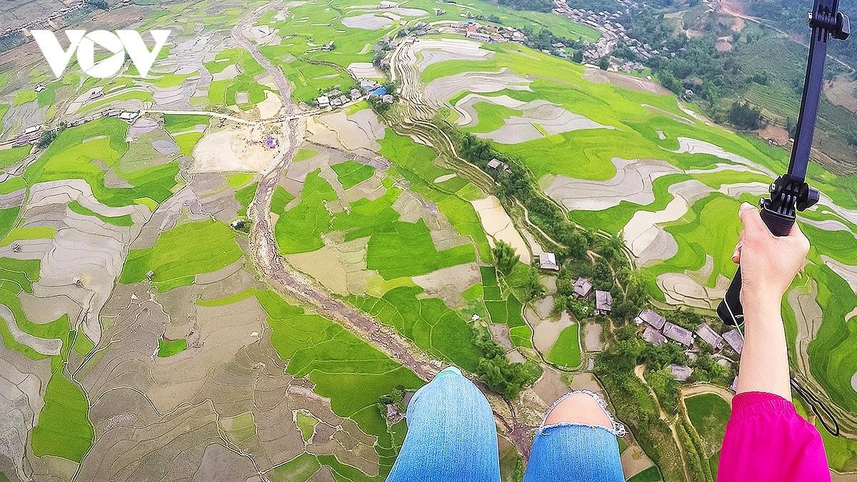 Observer la vallée de Lim Mong en pleine saison des eaux et capturer des photos inoubliables depuis un parapente est devenu une expérience immanquable pour tout voyageur passant par Mu Cang Chai. Photo : VOV.