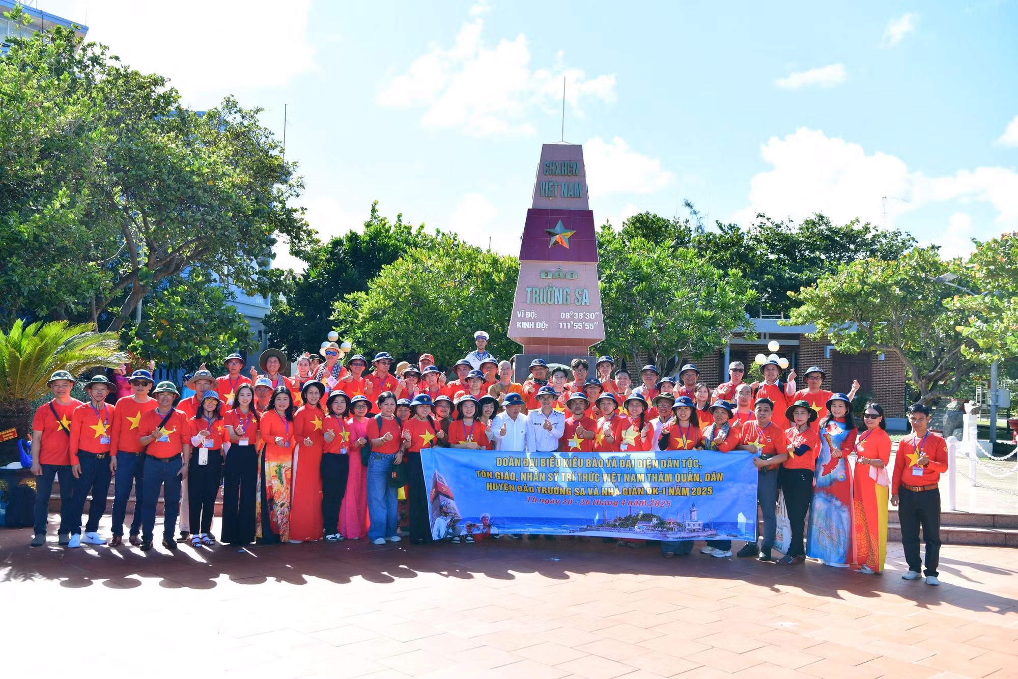 M. Nguyen Trung Kien, Président du Comité d'État chargé des Vietnamiens résidant à l'étranger, a déclaré que cette traversée maritime était l'occasion pour les Vietnamiens résidant à l'étranger d'exprimer leur attachement à la Patrie, de ressentir directement l'atmosphère de Truong Sa et d'accompagner le pays dans l'œuvre de défense de la souveraineté maritime et insulaire. Photo : TNO.