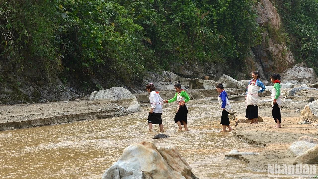 Femmes Mang à Nam Ban, district de Nam Nhun, province de Lai Chau. Photo: Vu Linh Femmes Mang à Nam Ban, district de Nam Nhun, province de Lai Chau. Photo: Vu Linh