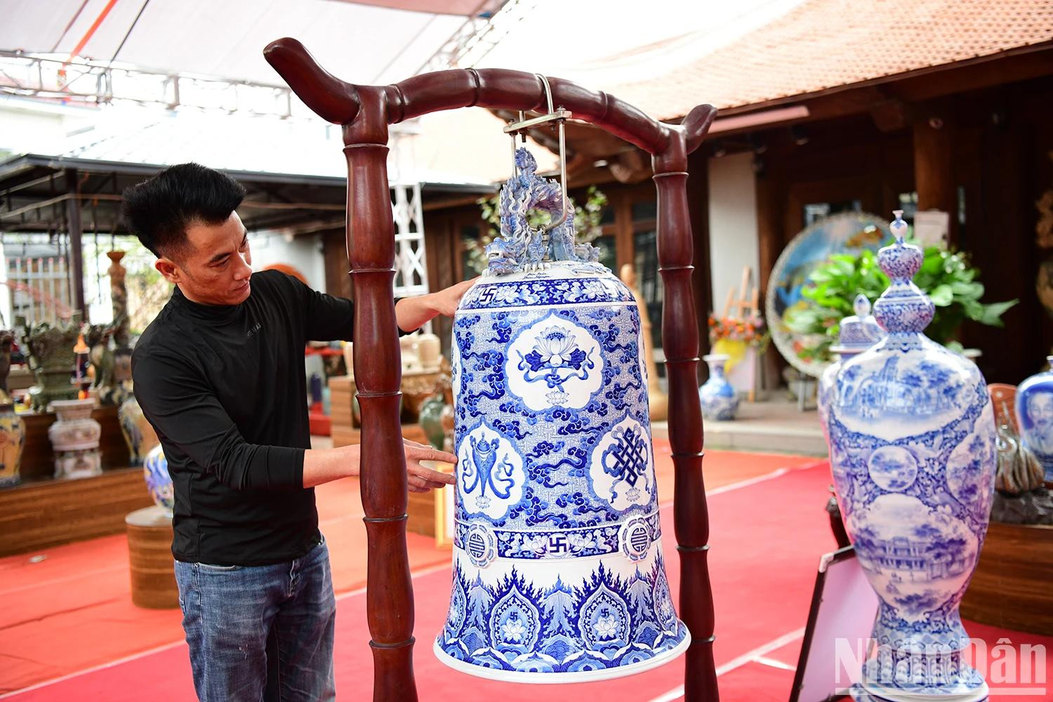L'artisan Pham Van Nguyen avec son œuvre "Phat Chung Giac Ngo", inscrite au livre des records du Vietnam. Photo : Thê Duong.