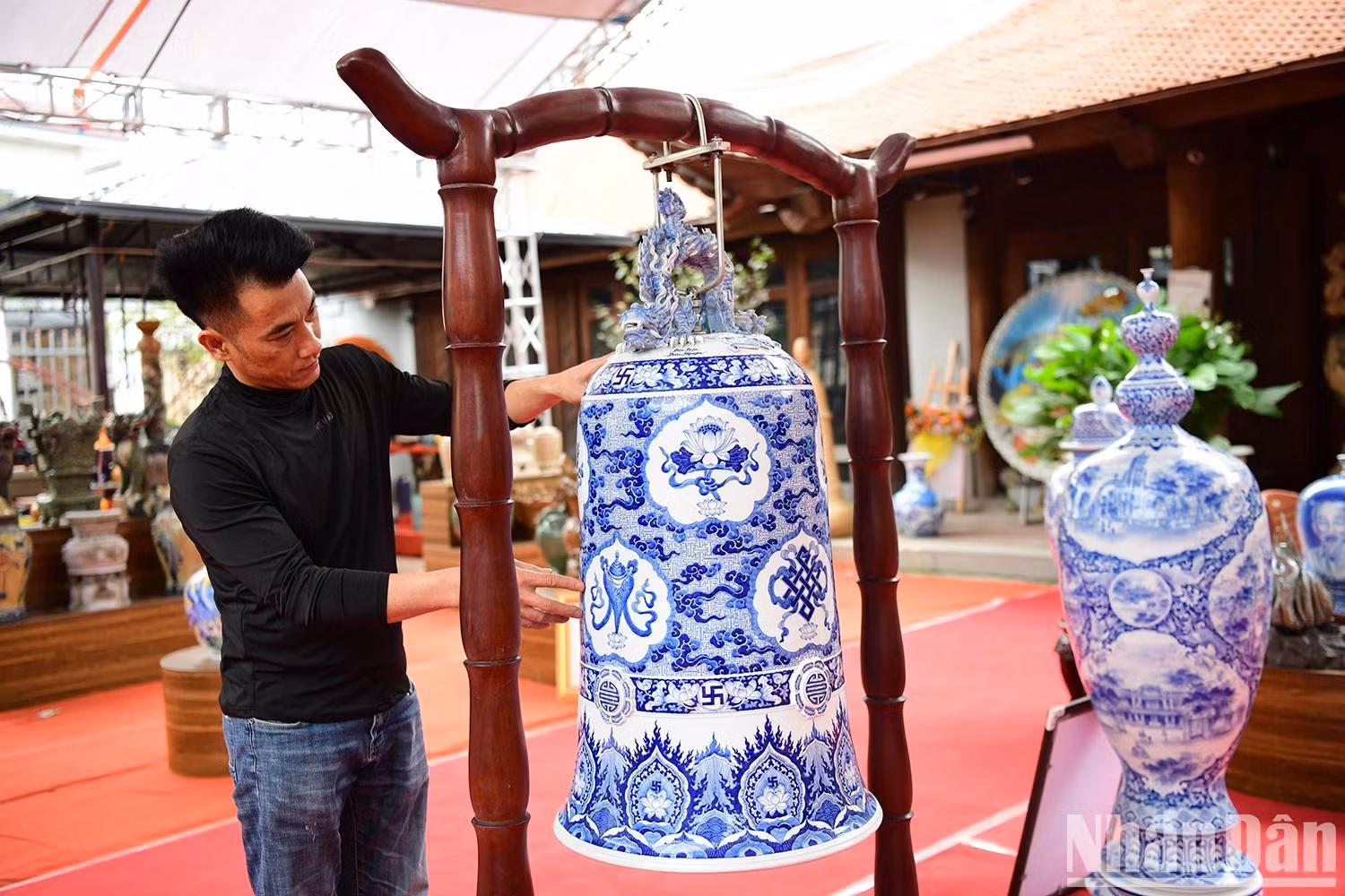 L'artisan Pham Van Nguyen avec son œuvre "Phat Chung Giac Ngo", inscrite au livre des records du Vietnam. Photo : Thê Duong.