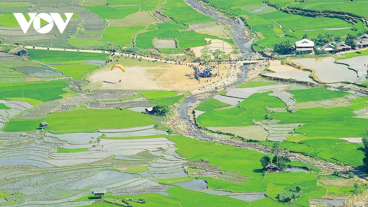 Vue de la vallée de Lim Mông depuis les airs, à travers un vol en parapente. Photo : VOV.