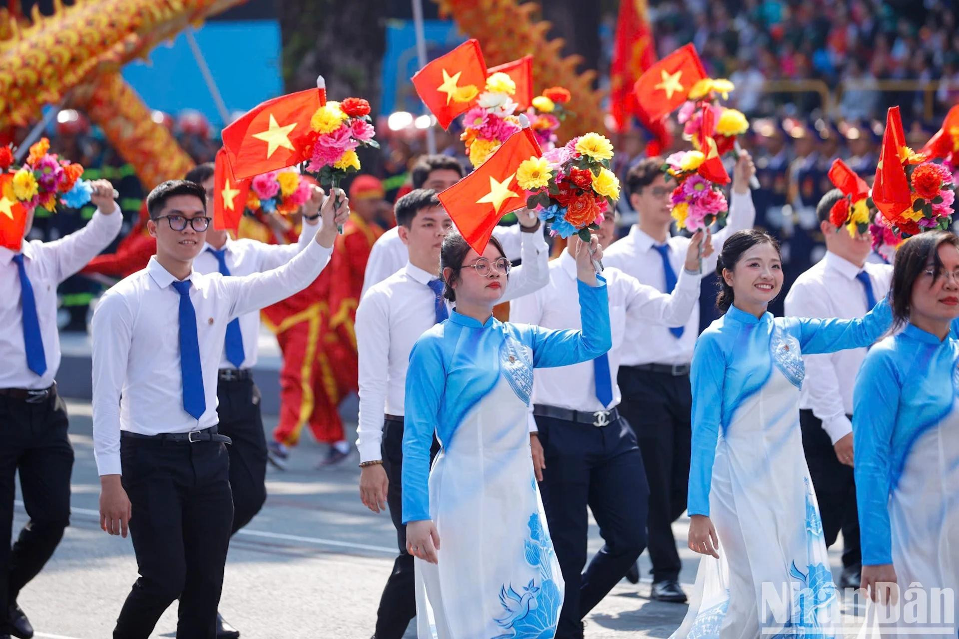 Le bloc des enfants et de la jeunesse du Vietnam symbolise l’avenir de la nation, une force clé dans l’édification, la protection et le développement du pays. Le bloc des enfants et de la jeunesse du Vietnam symbolise l’avenir de la nation, une force clé dans l’édification, la protection et le développement du pays.