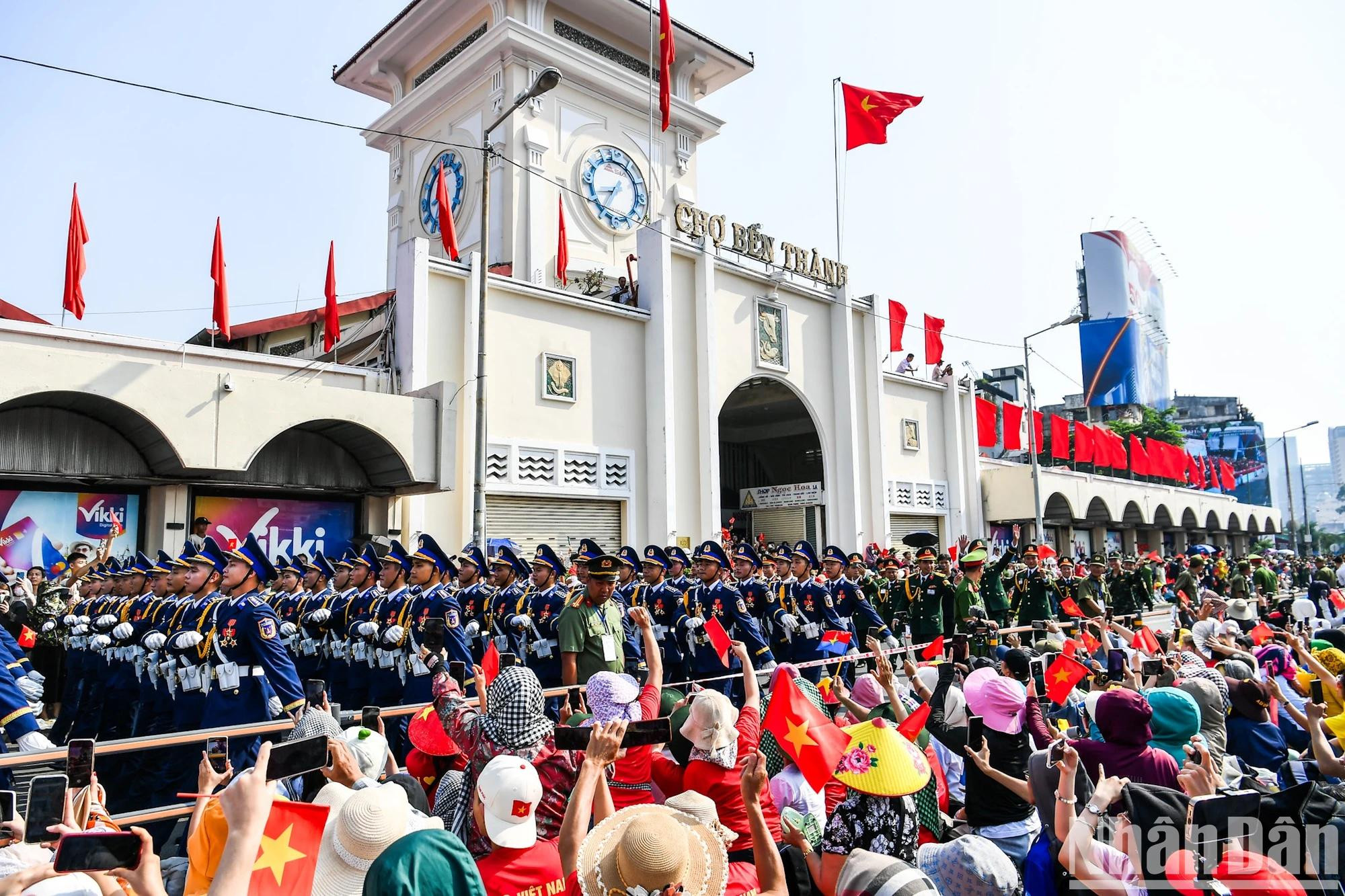 Les formations défilent sous les acclamations populaires. Les formations défilent sous les acclamations populaires.