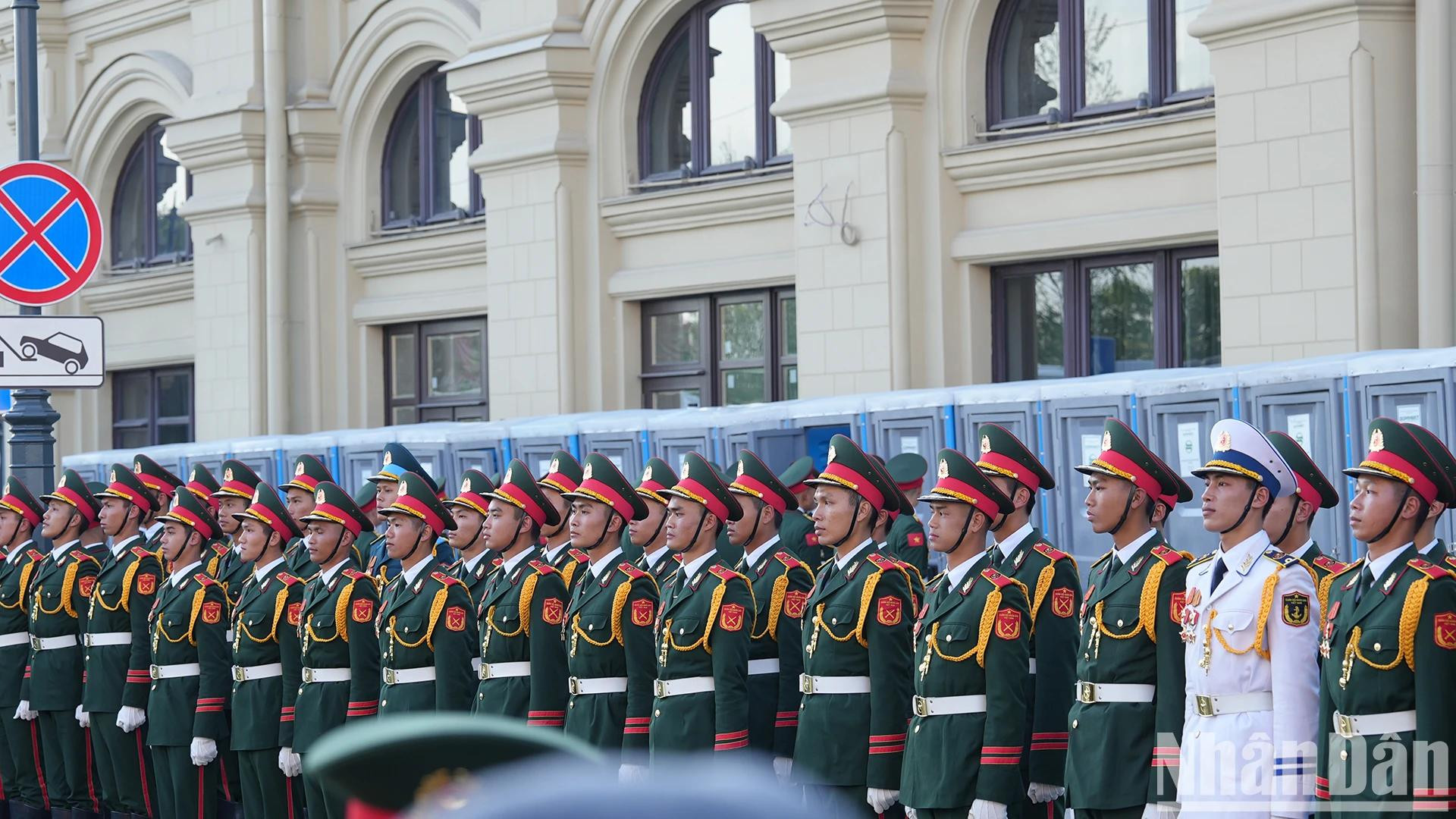 Ces derniers temps, les soldats ont dû s'entraîner à haute intensité malgré des conditions météorologiques changeantes, parfois même sous une épaisse couche de neige, mais ils ont persévéré pour accomplir leur mission avec brio. Photo : NDEL.